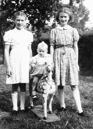 Josee met haar zus en broer in 1944